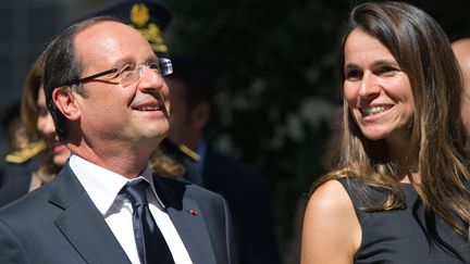 Le pr&eacute;sident de la R&eacute;publique, Fran&ccedil;ois Hollande, et la ministre de la Culture, Aur&eacute;lie Filippetti, en visite &agrave; Avignon pour le festival, le 15 juillet 2012. (BERTRAND LANGLOIS / AFP)