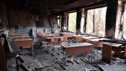 Photo diffusée par le média d'Etat russe Sputnik montrnat une école détruite à&nbsp;Sievierodonetsk, dans l'est de l'Ukraine, le 11 juin 2022. (VIKTOR ANTONYUK / SPUTNIK / AFP)