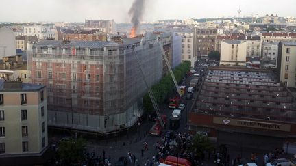 Des pompiers tentent d'&eacute;teindre l'incendie qui s'est d&eacute;clar&eacute; le 7 juin 2014, dans un immeuble d'Aubervilliers (Seine-Saint-Denis). (JOEL ESTIENNE / AFP)