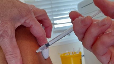 Injection d'une dose de vaccin Pfizer contre le Coronavirus Covid 19. (ERIC BOUVET / FRANCE-BLEU ARMORIQUE)