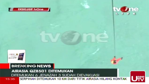 &nbsp; (Les secours repêchent les corps qui flottent en Mer de Java © Capture d'écran TVOne)