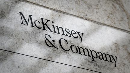 Le logo du cabinet McKinsey, à Genève (Suisse) le 12 avril 2022 (FABRICE COFFRINI / AFP)