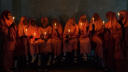 "Tatsuniya" (2017) de Rahima Gambo orchestre une fable contemporaine sur la résilience, suite aux exactions du groupe terroriste Boko Haram dans un village du Nigeria. Elle a voulu montrer comment on pouvait créer de nouvelles croyances, de nouveaux rituels pour résister, pour résilier, pour vivre ensemble dans un pays comme le Nigeria dans lequel elle vit", explique Jeanne Mercier, commissaire de l’exposition et cofondatrice de la plateforme Afrique in Visu dans un entretien à RFI.&nbsp; &nbsp; &nbsp; (RAHIMA GAMBO)