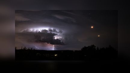 Photo de&nbsp;Mars, la lune et un orage&nbsp;au dessus du Pilat lors de la plus longue éclipse&nbsp;du 21e siècle, le 27 juillet 2018.&nbsp; (MAXENCE VERRIER / TOUS DROITS RÉSERVÉS)