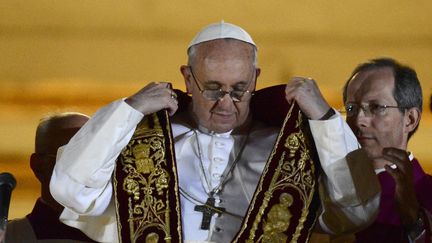 Le pape Fran&ccedil;ois au balcon de la basilique Saint-Pierre, le jour de son &eacute;lection, le 13 mars 2013, au Vatican. (DYLAN MARTINEZ / REUTERS)