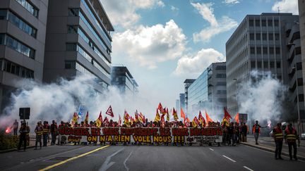 Des cheminots défilent sous la bannière de la CGT lors d'une manifestation à Lyon le 12 juin 2018, 29e jour de la grève par épisodes à la SNCF. (JEFF PACHOUD / AFP)