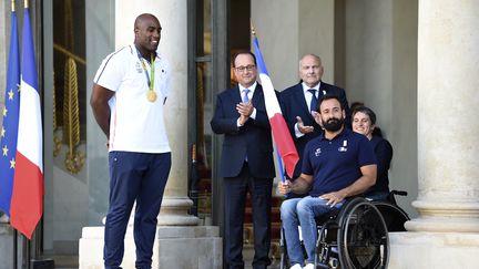 Michaël Jérémiasz avec Teddy Riner et François Hollande lors de la transmission du drapeau pour les Jeux Paralympiques de Rio.  (STEPHANE DE SAKUTIN / AFP)