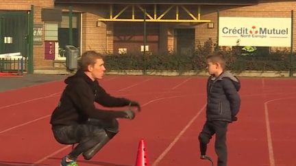 Une association du Pas-de-Calais permet aux enfants amputés de pratiquer un sport. Elle a permis d'équiper une quarantaine d'enfants en deux ans. (FRANCE 3)