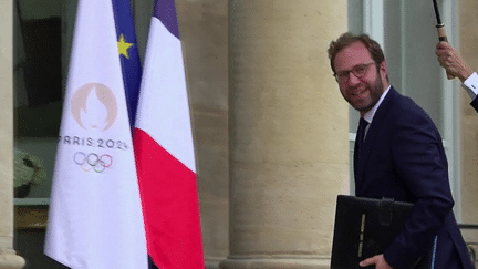 Nouveau gouvernement : Antoine Armand recadré par Michel Barnier après avoir exclu le RN de l'arc républicain (France 2)