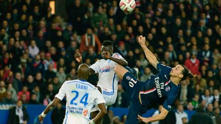 Le 9 novembre 2014, Zlatan Ibrahimovic (ici à la lutte avec Benjamin Mendy et Rod Fanni) n'avait pas marqué lors du match aller entre le PSG et l'OM (2-0).