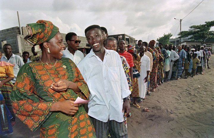 A Cotonou, des électeurs attendent de voter le 3 mars 1996 lors du premier tour de la présidentielle. A l'époque, le scrutin démarre dans une certaine confusion : les bureaux de vote ont ouvert leurs portes avec du retard et certains ne disposaient pas du matériel de vote.  (CHRISTOPHE SIMON / AFP)