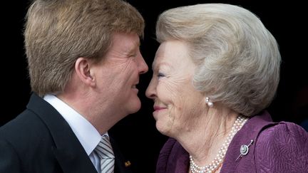 Le roi Willem-Alexander embrasse sa m&egrave;re, la reine Beatrix, au balcon du palais royal, &agrave; Amsterdam. Il lui a succ&eacute;d&eacute; sur le tr&ocirc;ne des Pays-Bas, mardi 30 avril 2013.&nbsp; (MAXPPP)