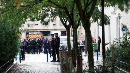 Des policiers à l'endroit où deux personnes ont été blessées lors d'une attaque, dans la rue Nicolas-Appert, devant les anciens locaux de "Charlie Hebdo", dans le 11e arrondissement de Paris, le 25 septembre 2020. (MARIE MAGNIN / HANS LUCAS / AFP)