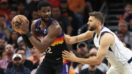 DeAndre Ayton (Phoenix) face à Maxi Kleber (Dallas) lors de la demi-finale de conférence, le 2 mai 2022. (CHRISTIAN PETERSEN / GETTY IMAGES NORTH AMERICA / AFP)