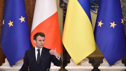 Le président de la République, Emmanuel Macron, lors d'une conférence de presse conjointe avec son homologue ukrainien, Volodymyr Zelensky, à Kiev (Ukraine), le 8 février 2022. (SERGEI SUPINSKY / AFP)