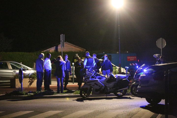 Un attroupement de&nbsp;policiers et d'habitants à Magnanville&nbsp;(Yvelines), dans la nuit du 13 au 14 juin 2016, près du domicile&nbsp;d'un couple de policiers tué la veille. (MAXPPP)