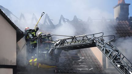 Les pompiers à l'œuvre sur l'incendie d'un immeuble de&nbsp;Schiltigheim (Bas-Rhin), le 3 septembre 2019. (FREDERICK FLORIN / AFP)