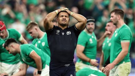 Alors qu'ils pouvaient encore atteindre les quarts de finale en battant l'Irlande, Sione Tuipulotu et les Ecossais n'ont pas réussi à battre le XV du Trèfle, le 7 octobre 2023, et sont donc éliminés dès la phase de poules (36-14) (FRANCK FIFE / AFP)