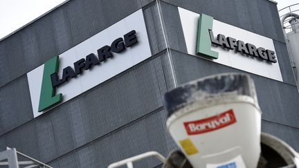 Le logo du groupe Lafarge sur les murs d'une usine le 7 avril 2014 à Paris. (FRANCK FIFE / AFP)