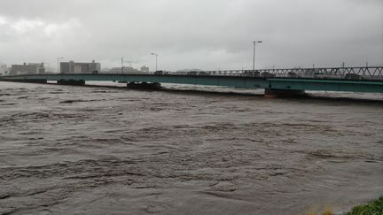 La rivière Sendai très haute en raison de fortes pluies à Tottori (Japon), le 15 août 2023. (STR / JIJI PRESS / AFP)