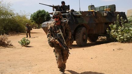 Un soldat fran&ccedil;ais patrouille dans Gao, dans le nord du Mali, le 10 f&eacute;vrier 2013.&nbsp; (PASCAL GUYOT / AFP)