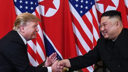 Le président des Etats-Unis, Donald Trump, et le leader nord-coréen, Kim Jong-un, se serrent la main lors d'un sommet diplomatique à Hanoï (Vietnam), le 27 février 2019. (SAUL LOEB / AFP)