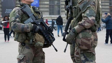 Une patrouille de militaires de l'opération sentinelle dans le quartier du musée du Louvre, le 30 décembre 2016. (BRUNO LEVESQUE / MAXPPP)