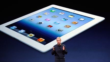 Le successeur de Steve Jobs &agrave; la t&ecirc;te d'Apple, Tim Cook, pr&eacute;sente le nouvel iPad le 7 mars 2012 &agrave; San Francisco (Californie). (KEVORK DJANSEZIAN / GETTY IMAGES NORTH AMERICA)