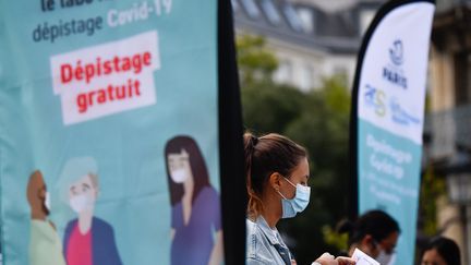 Une tente de dépistage du Covid-19 installée sur le parvis de l'Hôtel de Ville, à Paris, le 31 août 2020. (JULIEN MATTIA / ANADOLU AGENCY / AFP)