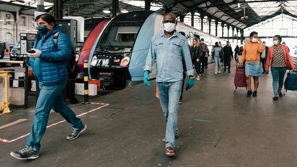 Des usagers sortent d'un train en gare Saint-Lazare, le 9 mai 2020 à Paris.&nbsp; (KARINE PIERRE / HANS LUCAS / AFP)