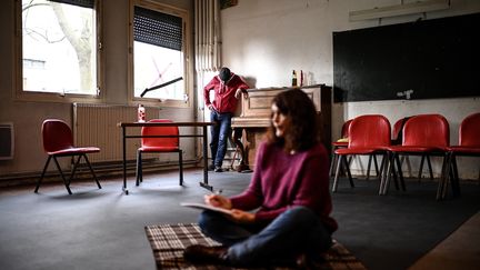 Répétition dans une ancienne salle de classe d'un lycée parisien, occupé par le Théâtre de Verre, qui accueille des artistes, 25 mars 2021 (CHRISTOPHE ARCHAMBAULT / AFP)