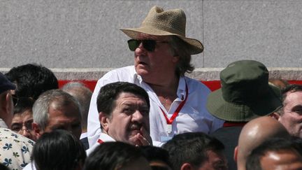 Gérard Depardieu à Pyongyang, au défilé militaire célébrant le 70 anniversaire de la Corée du Nord, avec Yann Moix (à droite), le 9 septembre 2018
 (Sébastien Berger / AFP)