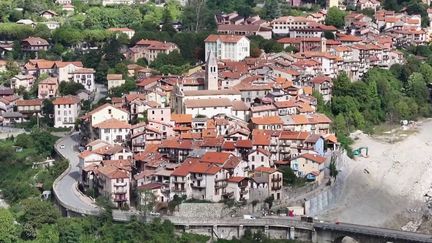 Les habitants de Saint-Martin-Vésubie (Alpes-Maritimes) sont encore traumatisés par la tempête Alex, un cataclysme hors norme. Dans le petit village de montagne, la vie semble avoir repris son cours.