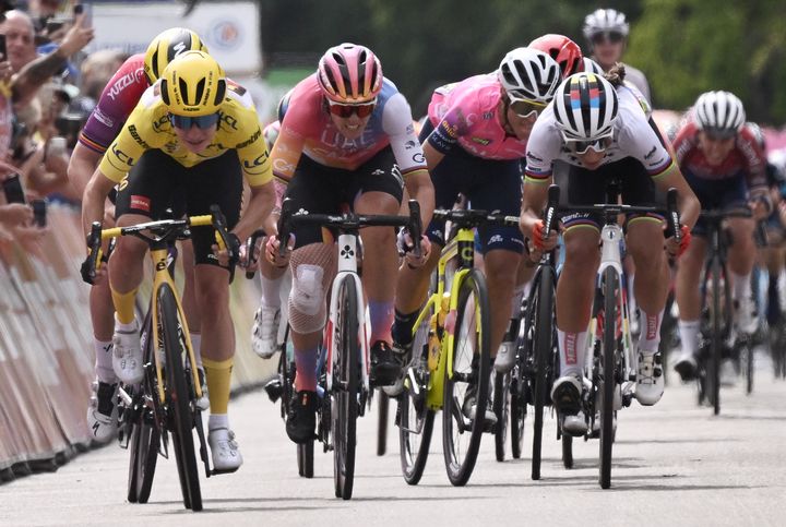 Marianne Vos au sprint face à&nbsp;Marta Bastianelli et&nbsp;Lotte Kopecky lors de la 6e étape du Tour de France femmes, le 29 juillet 2022. (JEFF PACHOUD / AFP)