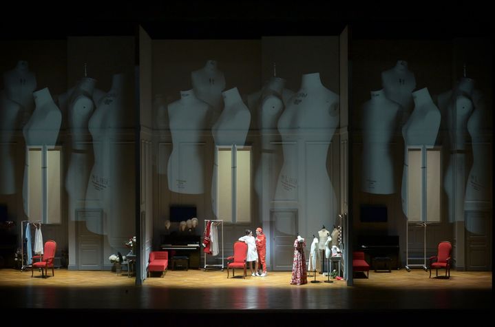 Anna El-Khashem (Susanna) et Lea Desandre (Cherubino) dans "Les noces de Figaro" de Mozart dans une mise en scène de Netia Jones à l'Opéra Garnier. (VINCENT PONTET)