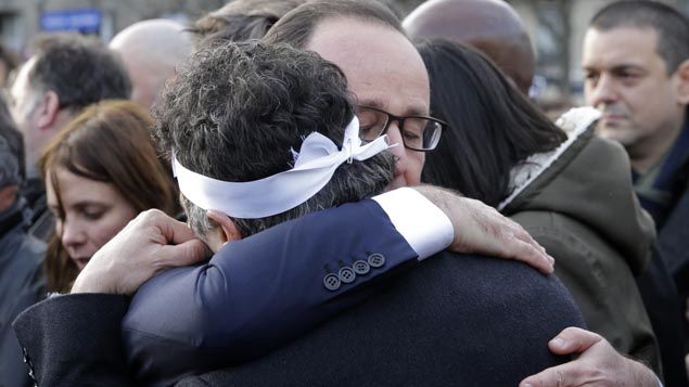 &nbsp; (François Hollande et Patrick Pelloux dimanche © REUTERS / Philippe Wojazer)