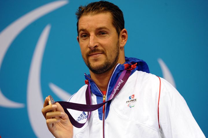 David Smetanine sur le podium des Jeux paralympiques de Londres en 2012 (PAUL ELLIS / AFP)