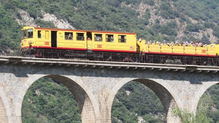 Le train jaune qui sillonne le plateau de Cerdagne