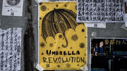 Une affiche symbolise la révolution des parapluies à Hong Kong
 (PHILIPPE LOPEZ / AFP)