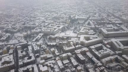 Vue aérienne de Sofia (Bulgarie) où il a fait -7 degrès, le 26 février 2018.&nbsp; (DIMITAR DILKOFF / AFP)