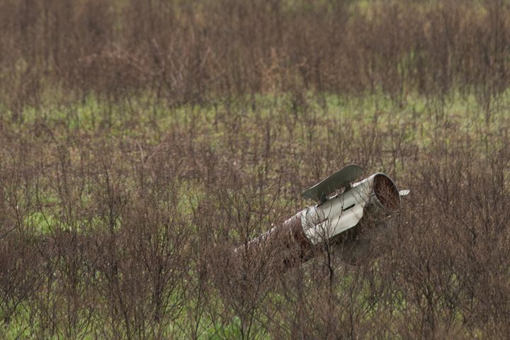 Un missile planté dans un champ des environs de Kherson (Ukraine), le 2 avril 2023. (MATHIEU DREUJOU / FRANCE TELEVISIONS)