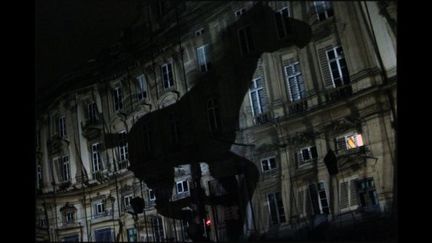 Un cheval de la fontaine de la place des Terreaux semble vouloir s&#039;échapper et galope sur la façade de l&#039;Hôtel de Ville.
 (Jean-François Lixon)