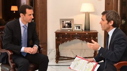 Le président Bachar al-Assad en entretien avec David Pujadas, à Damas le 18 avril 2015. (AFP PHOTO / HO / SANA)