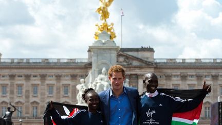 Le Prince Harry devant Buckingham Palace avec Mary Keitany et Wilson Kipsang, vainqueurs du marathon de Londres