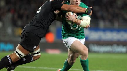 Cian Healy tente d'échapper à un placage néo-zélandais (MICHAEL BRADLEY / AFP)