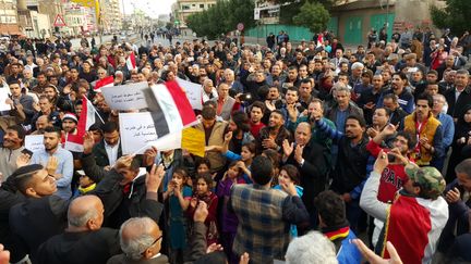 Des manifestants protestent contre l'intervention militaire turque en Irak, à Bagdad, le 18 décembre 2015. (METHAQ AL FAYYADH / CITIZENSIDE.COM / AFP)