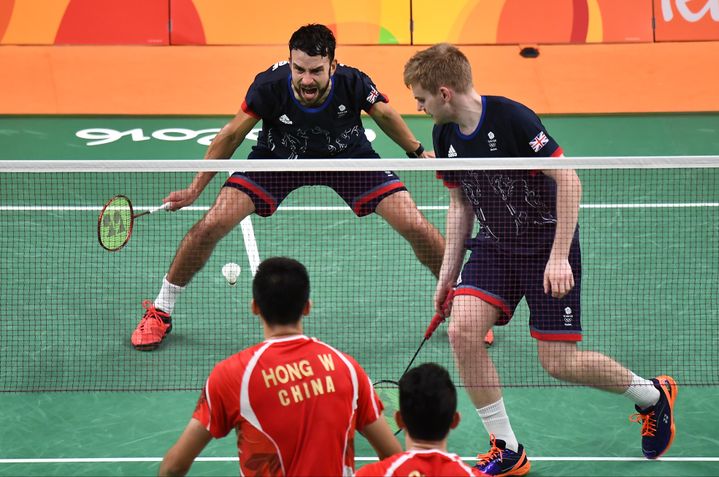 L'équipe britannique de badminton composée d'Ellis Marcus et Langridge Chris aux Jeux de Rio, le 18 août 2016. (ANADOLU AGENCY / AFP)