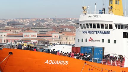 "L'Aquarius", le navire humanitaire&nbsp;des ONG SOS Méditerranée et Médecins sans frontières, à son arrivée au port de Catane, en Sicile (Italie), le 21 mars 2017. (GABRIELE MARICCHIOLO / NURPHOTO / AFP)