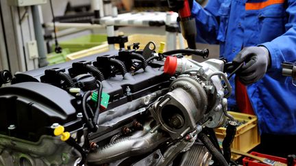 Chaîne de fabrication de moteurs automobiles en France à Douvrin (Nord). (PHILIPPE HUGUEN / AFP)