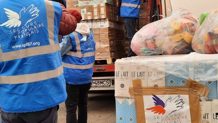 Des bénévoles du Secours populaire, en Haute-Vienne, le 15 mars 2022. (VALERIE MOSNIER / RADIO FRANCE)